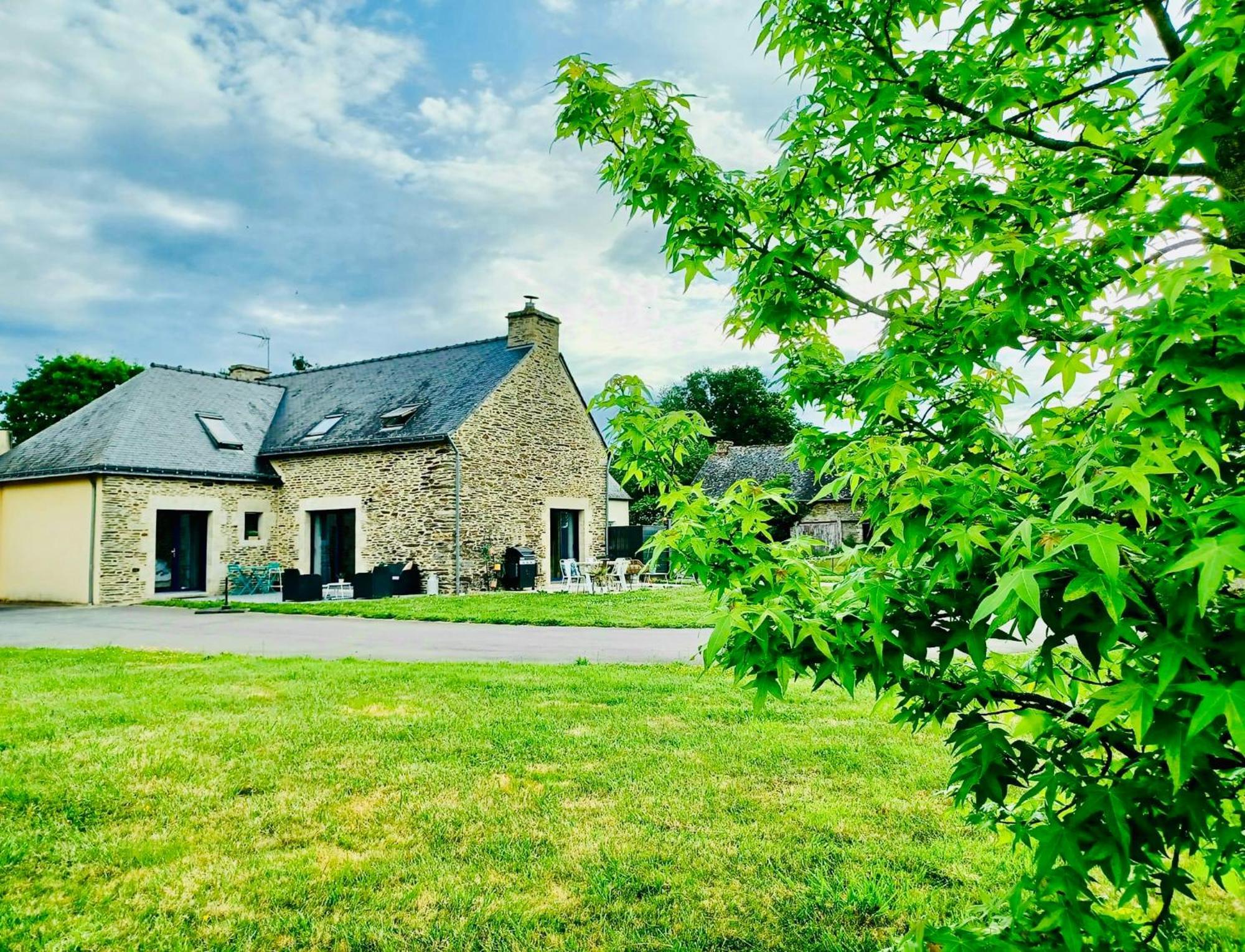 Au Petit Bonheur De Claire Et Jo Bed and Breakfast La Chapelle-Caro Exteriör bild